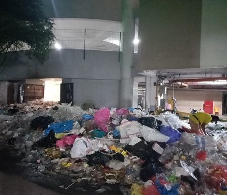 Ilustras: sampah menggunung yang sudah memakan jalan di jalan Kopi, (Foto: Fawzi)