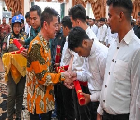 Bupati Rohil, Afrizal kukuhkan 2.294 Satlinmas pengamanan Pilkada Serentak 2024 (foto/afrizal)