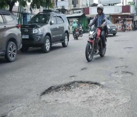 Kerusakan di Jalan Teratai-KH Ahmad Dahlan (foto/riaupos)