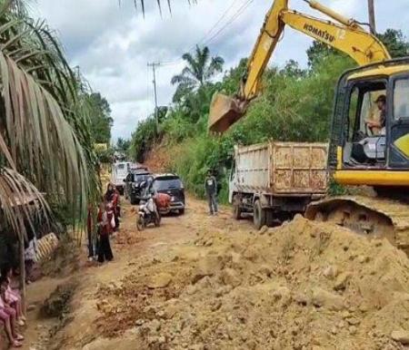 Jalan Lintas Riau-Sumbar di Cipang Kiri Hilir Rohul.(foto: tribunpekanbaru.com)