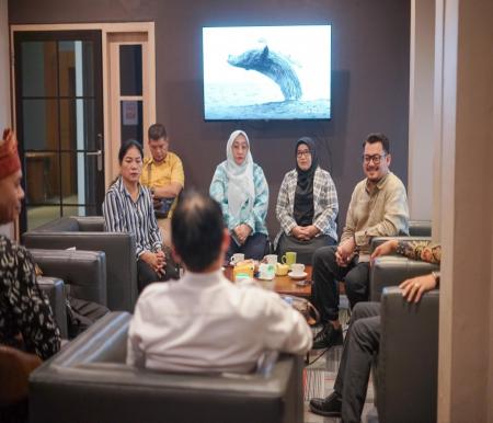 Anggota Komisi II DPRD Kota Pekanbaru, Rizky Bagus Oka (kanan) temui Diskopin (foto/Mimi)