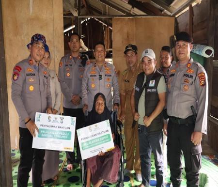 Kolaborasi Polri-Baznas, Warga Miskin Pelalawan Terima Bantuan Sosial