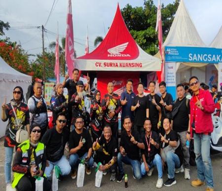 iker, Jurnalis dan Vloger bersama manajemen CDN Riau dalam event Matic 160 Touring Festival Pacu Jalur 2024.(foto: istimewa)