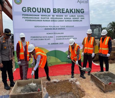 Ground breaking pembangunan SDN 001 Lubuk Gaung oleh Apical Group.