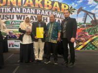 Dr. Jupendri (dua kiri) terpilih sebagai Ketua IKA Fisip USU Riau periode 2026-2030 (foto/ist)
