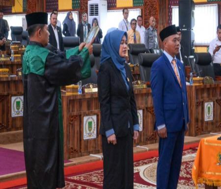 Hadiri pelantikan pimpinan DPRD, Sekda Rohil, Fauzi Efrizal ajak legislatif saling bersinergi (foto/afrizal)