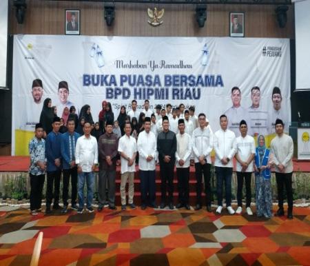 Ketua Umum BPD HIPMI Riau, Rahmad Ilahi foto bersama dengan tamu undangan dan anak yatim panti asuhan (foto/ist)