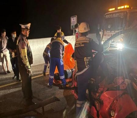 Seorang Warga Kampar Tewas Usai Calya Seruduk Truk di Tol Pekanbaru-Dumai