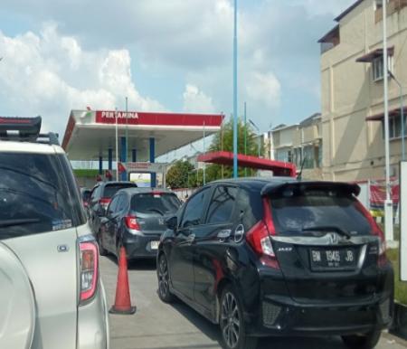 Pertalite Langka? Ternyata ini Penyebab Antrean Panjang Kendaraan di SPBU se-Riau