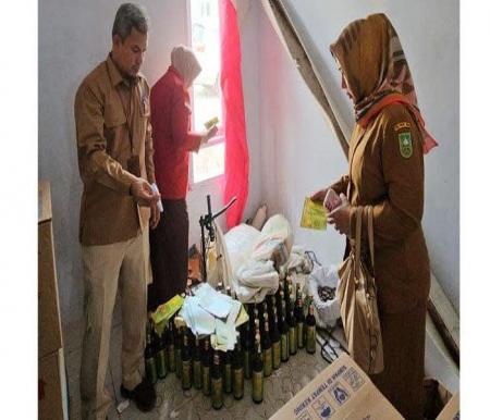 Ribuan botol jamu ilegal mengandung bahan kimia obat ditemukan di Kampar (foto/tribunpku)