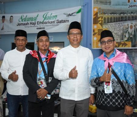 Plt Dirut BRK Syariah Dampingi Plt Gubri Lepas JCH Riau di Batam