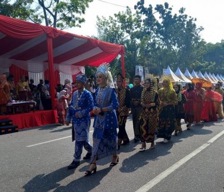 Parade Bhineka Tunggal Ika yang dilaksanakan FPK Riau, Minggu (1/9/2024) berlangsung semarak dan meriah.