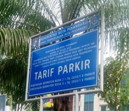 Tarif parkir di plang tepi jalan umum di Jalan Nangka Pekanbaru masih belum diubah Dishub Pekanbaru.(foto: meri/halloriau.com)