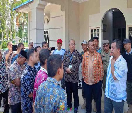 Sejumlah ASN Setda Kepulauan Meranti mendatangi rumah Dinas Bupati menanyakan persoalan TPP