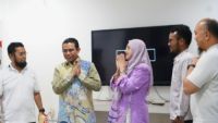 Ketua STP Riau, Dr Eni Sumiarsih (tengah) diskusi bersama anggota DPR RI Dapil Riau I, Hendry Munief, MBA, di Pekanbaru (foto/ist)