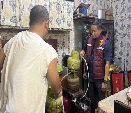 Pengoplos LPG 3 Kg Jadi 12 Kg Ditangkap di Pekanbaru, Dijual dengan Segel Palsu
