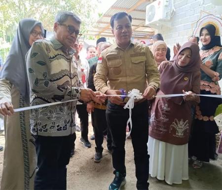 Bupati Kuansing Suhardiman Amby dan Presiden Direktur APR Basri Kamba meresmikan Rumah Produksi Batik Nagori, Jumat (1/3/2024). 