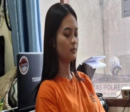 Marisa Putri, pengemudi Toyota Raize maut saat diamankan di Mapolresta Pekanbaru.(foto: int)