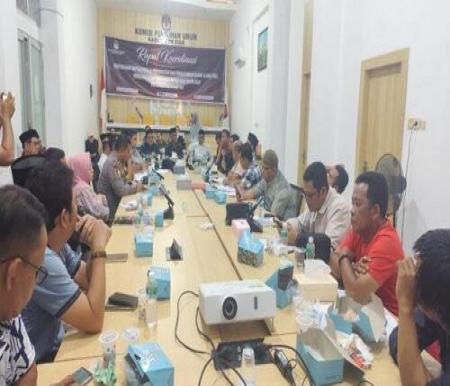 Suasana rapat pleno KPU Siak tentang penetapan DPT TPS PSU, Selasa (18/3/2025) hampir tengah malam di kantor KPU Siak. (Foto: Tribun Pekanbaru)