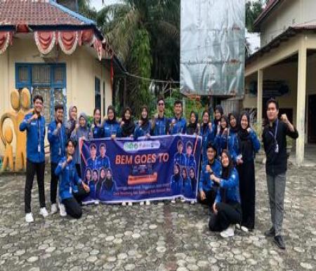 BEM FEB UNRI menggelar sosialisasi QRIS dan branding usaha bagi UMKM di Desa Terantang. (Foto: Sri Wahyuni)