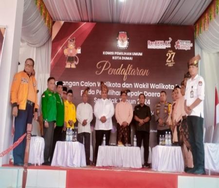 Bakal Calon Walikota dan Wakil Walikota Dumai, Ferdiansyah-Soeparto resmi mendaftar ke KPU Dumai (foto/bambang)