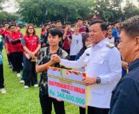 Bupati Suhardiman Amby secara simbolis salurkan uang pembinaan atlet (foto/ultra)