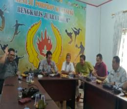 Ketua KONI Bengkalis, Darma Firdaus saat rapat persiapan Pelantikan pengurus KONI Bengkalis 2023-2027.(foto: zulkarnaen/halloriau.com)