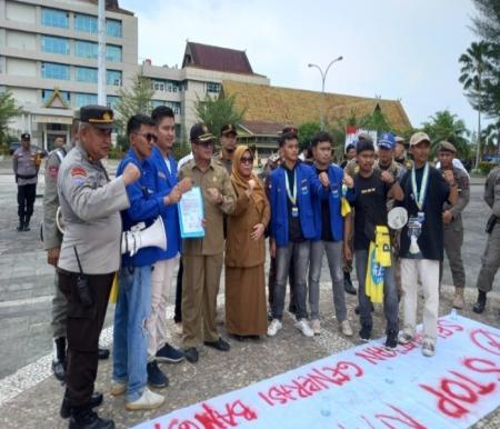 Sejumlah mahasiswa PMII gelar aksi unjuk rasa di Kantor Bupati Inhil (foto/Ayendra)