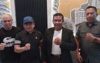 Panglima Pucuk DPP LLMB Riau, Kepri dan Sumut, Dt Besar Ismail Amir (baju putih) didampingi Panglima Harian DPP LLMB, Dt Erfan Panca Putra dan Sekjen DPP LLMB, Datuk Jufrizal.(foto: barkah/halloriau.com)