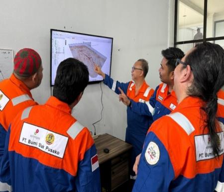 Manager Eksplorasi BSP, Dudy Lastawan bersama tim mendiskusikan hasil pemrosesan dari perekaman data Survei Seismik 2D di Basecamp BSP Banjar XII Rohil (foto/ist)