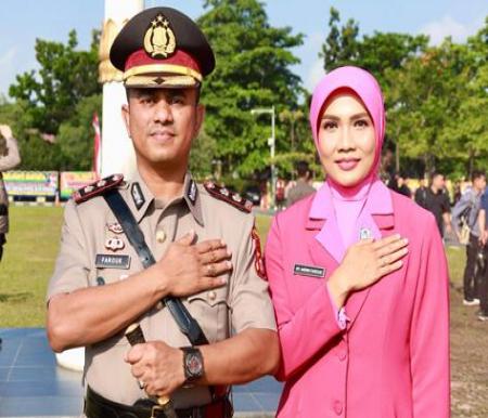 Kapolres Inhil, AKBP Farouk Oktora dan istri.(foto: yendra/halloriau.com)