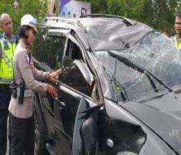 Kasat Lantas Polresta Pekanbaru Kompol Birgitta Atvina Wijayanti mengecek mobil terbalik di Tugu Keris (foto/int)