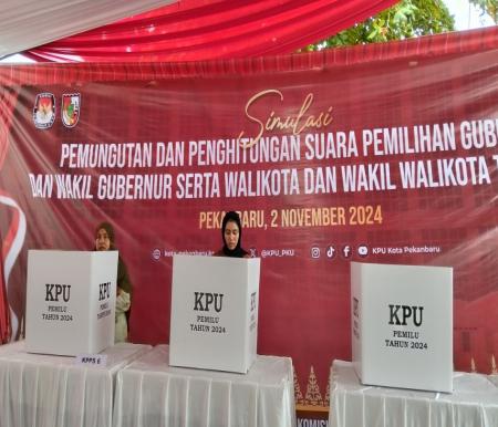 KPU Pekanbaru Simulasi pemungutan dan perhitungan suara Pilkada 2024 di TPS 004 (foto/dini)