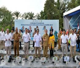 Gubernur Riau Syamsuar, Deputi Gubernur BI Doni P Joewono dan Kepala BI Riau M Nur bersama unsur TPID Riau menanam bibit cabai tanda peresmian program GNPIP Riau di Kampar.(foto: barkah/halloriau.com)