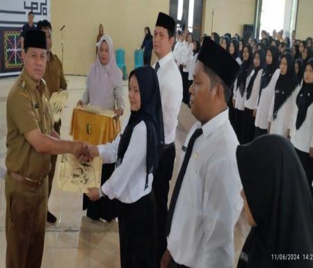 Bupati Kuansing, Suhardiman Amby melantik para PPPK Kuansing.(foto: tribunpekanbaru.com)