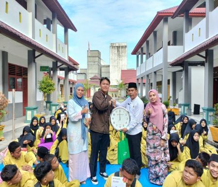 Ratusan pelajar SMP Negeri 1 Tebing Tinggi, Kepulauan Meranti antusias mengikuti sosialisasi Program KEJAR dari BRK Syariah (foto/ist)