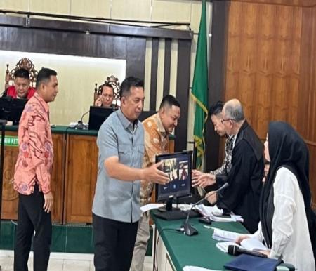 Hakim Tegur Pj Sekda Zulhelmi Soal Pemberian Tas Mewah ke Risnandar