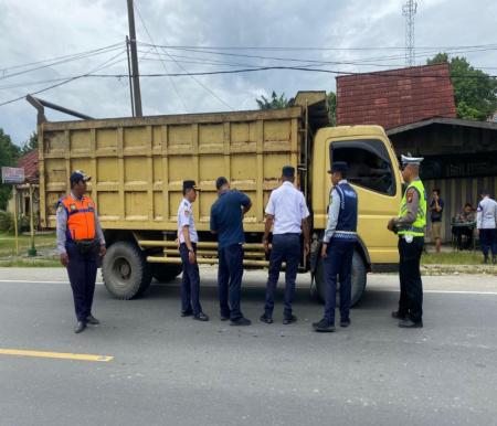 Dishub Pekanbaru razia truk ODOL.(foto: mcr)