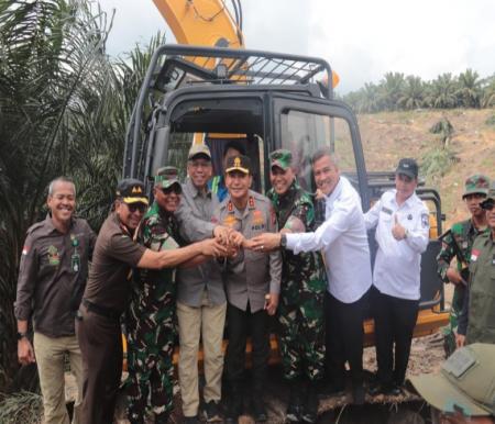 Kapolda Riau dan Tim PKH  Saksikan Pemusnahan Lahan Sawit Ilegal di TN Tesso Nilo Pelalawan