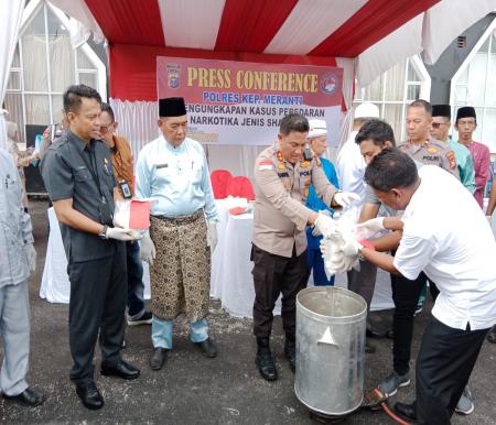 Kapolres Kepulauan Meranti, AKBP Andi Yul bersama forkopimda melakukan pemusnahan Narkotika jenis sabu dari jaringan Internasional