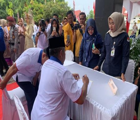 Paslon Alfedri-Husni merupakan pasangan yang pertama yang mendaftarkan diri ke KPU (foto/diana)