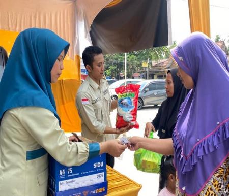 BRK Syariah Gandeng Dharma Wanita Gelar Bazar Sembako Murah untuk Warga Mentangor