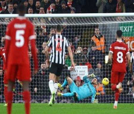 Penalti Mohamed Salah ditepis Martin Dubravka. Foto: REUTERS/CARL RECINE