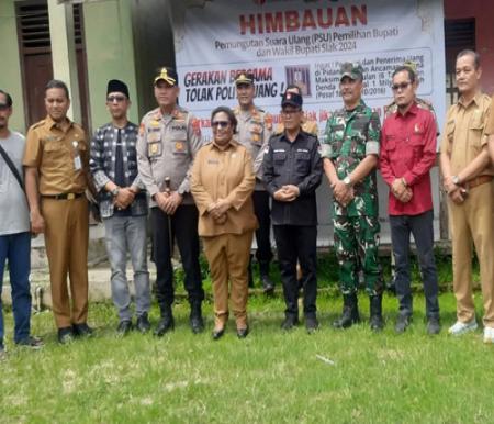 Wamendagri Ribka Haluk berfoto bersama di lokasi PSU TPS 3 Kampung Jayapura, Kecamatan Bungaraya, Kabupaten Siak. (Foto: ANTARA/Bayu Agustari Adha)