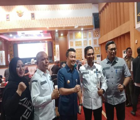 Pj Walikota Pekanbaru, Risnandar Mahiwa, bersama dengan DPRD sahkan KUA-PPAS APBD 2025 (foto/Dini)