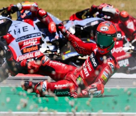 Bagnaia crash di MotoGP Catalunya 2024.(foto: detik.com)
