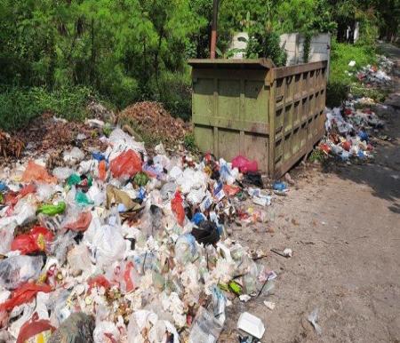 Tumpukan sampah masih terlihat di tepi jalan Pekanbaru (foto/tribunpku)