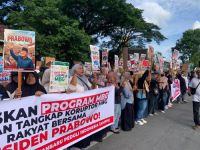 Sekelompok emak-emak di Pekanbaru demo minta MBG dilanjutkan.(foto: meri/halloriau.com)