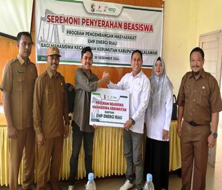 PT EMP Energi Riau menyerahkan bantuan beasiswa kepada mahasiswa dan mahasiswi dari enam desa di Kecamatan Kerumutan.(foto: andi/halloriau.com)