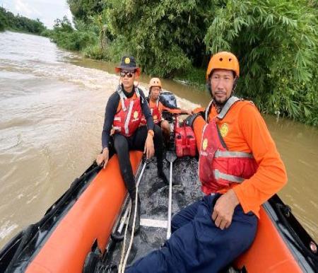 Tim SAR Pekanbaru saat melakukan pencarian remaja tenggelam di Sungai Sail Pekanbaru.(foto: mcr)